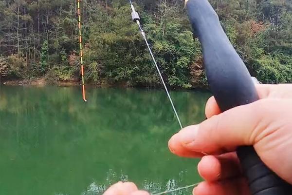 路亚翘嘴的适宜时间，一天之中适合在早上和傍晚作钓