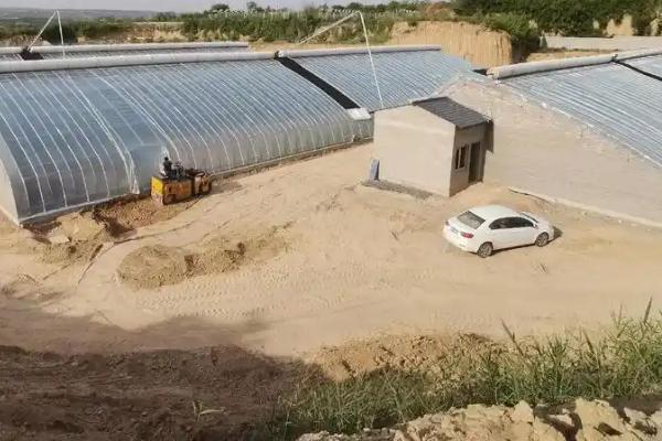 建造温室玻璃大棚的方法,根据所在地区选择不同的覆盖材料