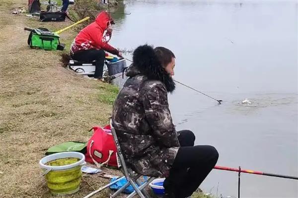 如何确定水域有鲢鳙，可以观察该区域是否有鲢鳙跳水