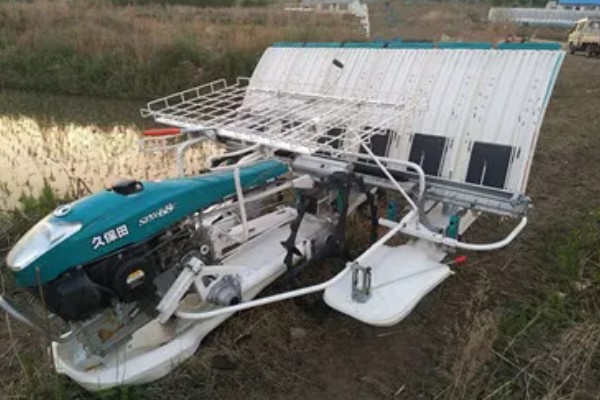 使用久保田插秧机要注意什么,首次使用需降低行驶速度