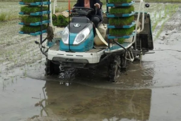 使用久保田插秧机要注意什么,首次使用需降低行驶速度