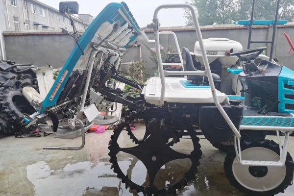 使用久保田插秧机要注意什么,首次使用需降低行驶速度