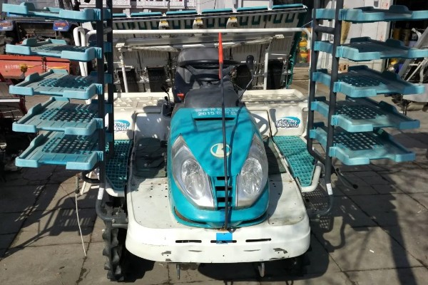 使用久保田插秧机要注意什么,首次使用需降低行驶速度