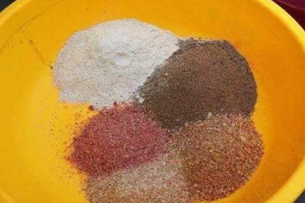 秋季钓鲫鱼用哪种味型的饵料,初秋仍要用清淡的饵料