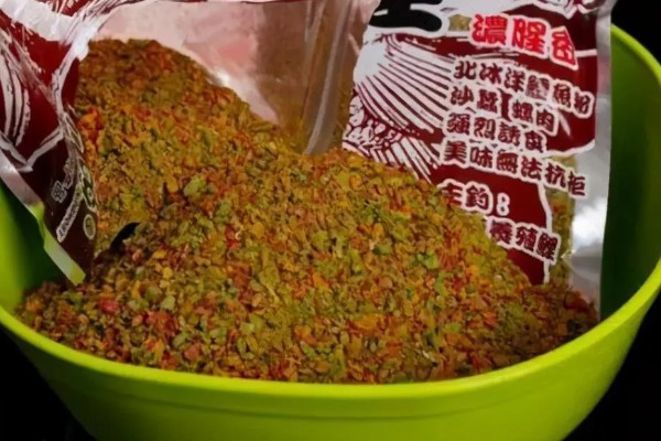 闷热天钓鱼是钓深还是钓浅,钓浅更常见一些