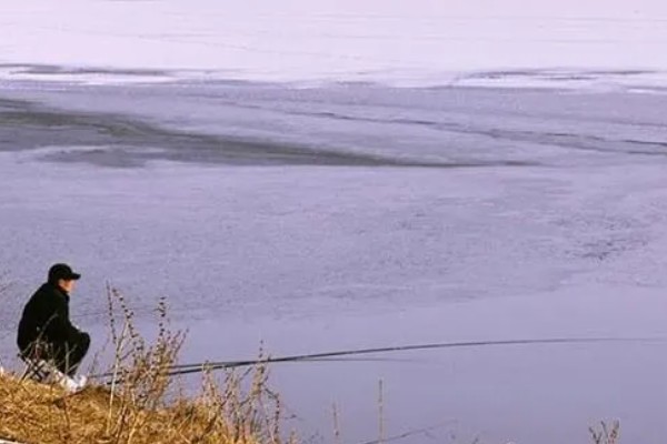 冬天选钓位的方法，向阳背风的位置是不错的选择