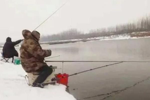 冬天选钓位的方法，向阳背风的位置是不错的选择