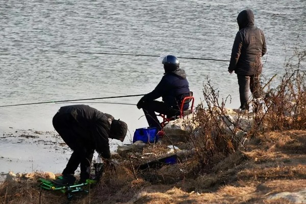 冬天选钓位的方法，向阳背风的位置是不错的选择