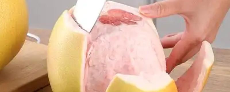 如何扒开柚子,先用刀在中心划一圈