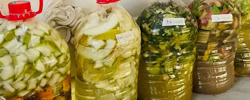 酵素肥的制作方法，原料有果皮、红糖及清水