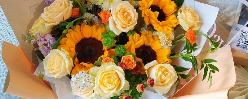 向日葵搭配玫瑰花的含义，具有尊敬赞美、祝愿祝福等意思