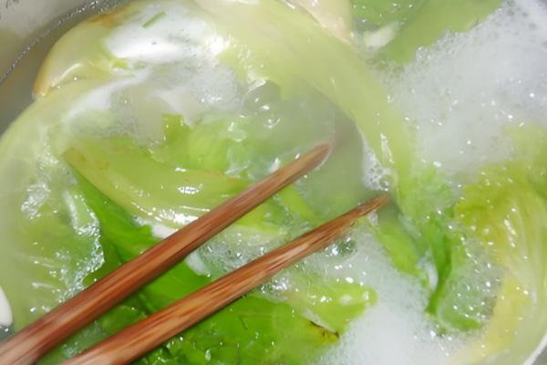 去除农药的方法,可置于清水中浸泡30分钟