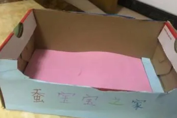 养蚕的方法，根据龄蚕保持温度