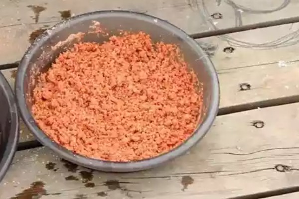 如何冰钓鲫鱼，水草区、小水面、向阳处是最佳钓点