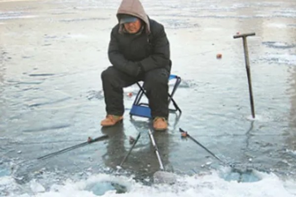 如何冰钓鲫鱼，水草区、小水面、向阳处是最佳钓点