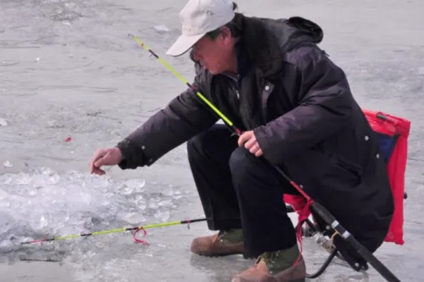 如何冰钓鲫鱼，水草区、小水面、向阳处是最佳钓点