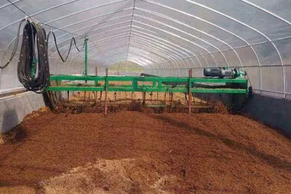 发酵床养猪有什么优点和缺点，可以减少污染改善环境但成本较高