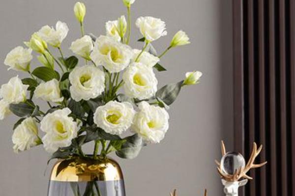 假花适合放在哪里，适合放在客厅茶几、阳台等