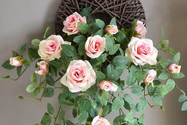 假花适合放在哪里，适合放在客厅茶几、阳台等