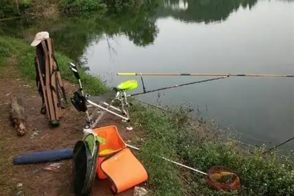 刚开春如何快速钓鲤鱼，在回水湾、深滩等位置作钓