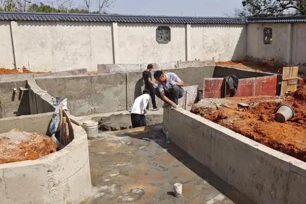 高密度养鱼怎么建造鱼池,挖出池塘后要在进出水口安装拦鱼网
