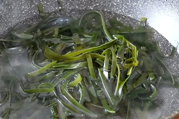 海带怎么洗又干净又快,可以用淘米水浸泡海带
