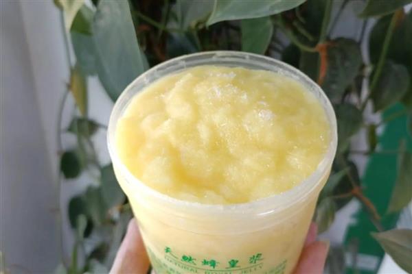 蜂王浆的食用方法,放在舌头下含服或用温水送服