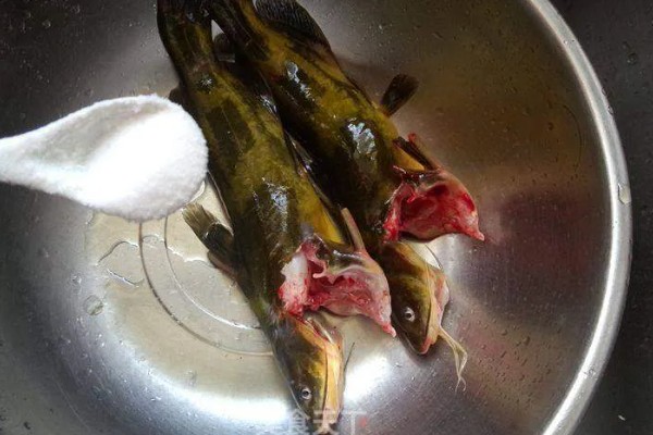 黄骨鱼的清洗方法,撒上面粉再揉搓可以洗净粘液