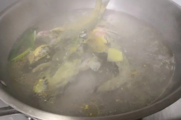 黄骨鱼的清洗方法,撒上面粉再揉搓可以洗净粘液