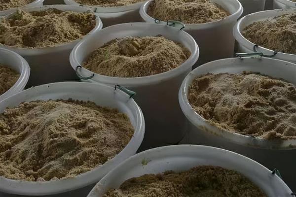 怎么用豆粕喂牛，发酵后混在草料中饲喂