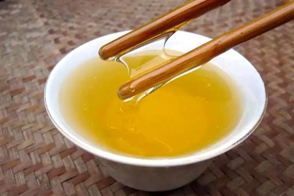 不易自然结晶的蜂蜜,常见槐花蜜、枣花蜜等品种